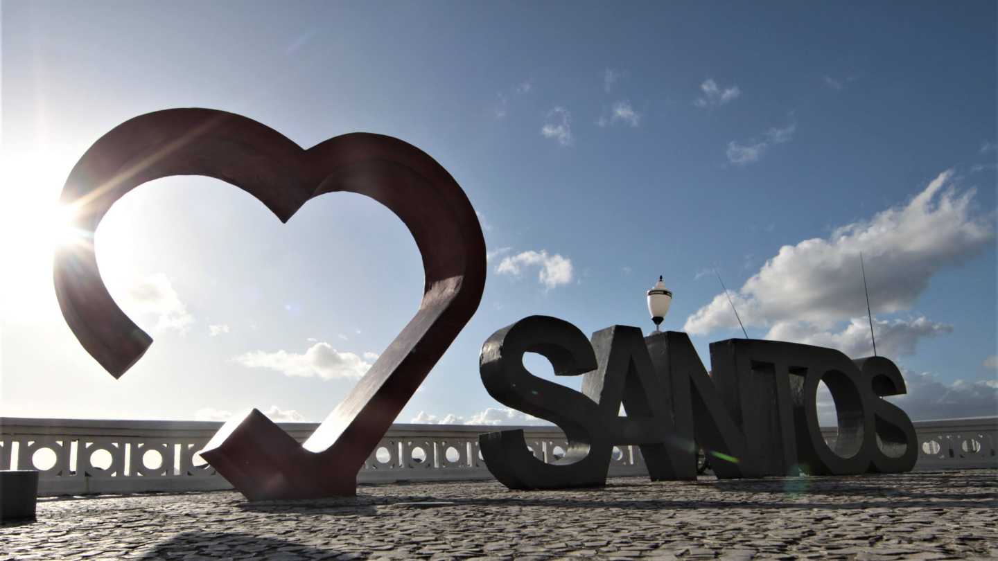 Escultura 'Amo Santos' com letras em branco e coração vermelho, na Ponta da Praia