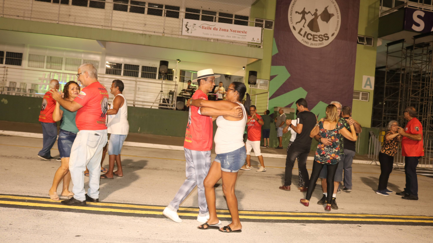 Casais dançando em frente ao Centro Cultural da Zona Noroeste em Santos