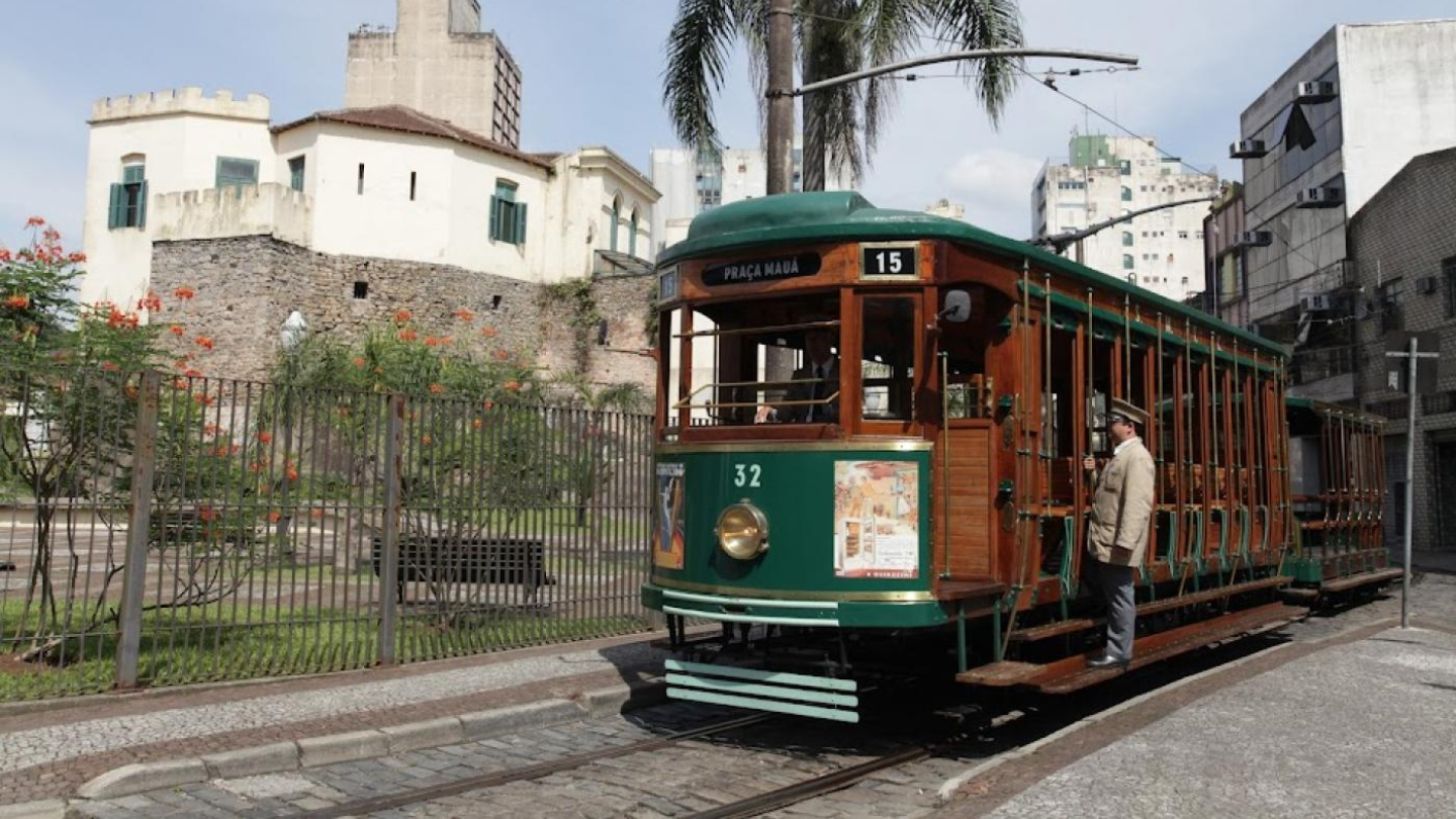 Bonde de Santos com Outeiro de Santa Catarina ao fundo