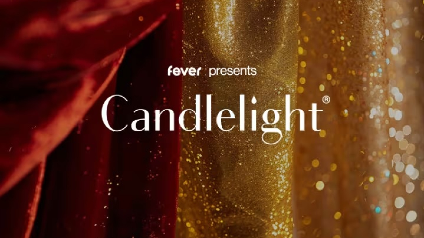 Dizeres 'Candlelight' em letras brancas, num fundo de tecido vermelho aveludado e dourado brilhante