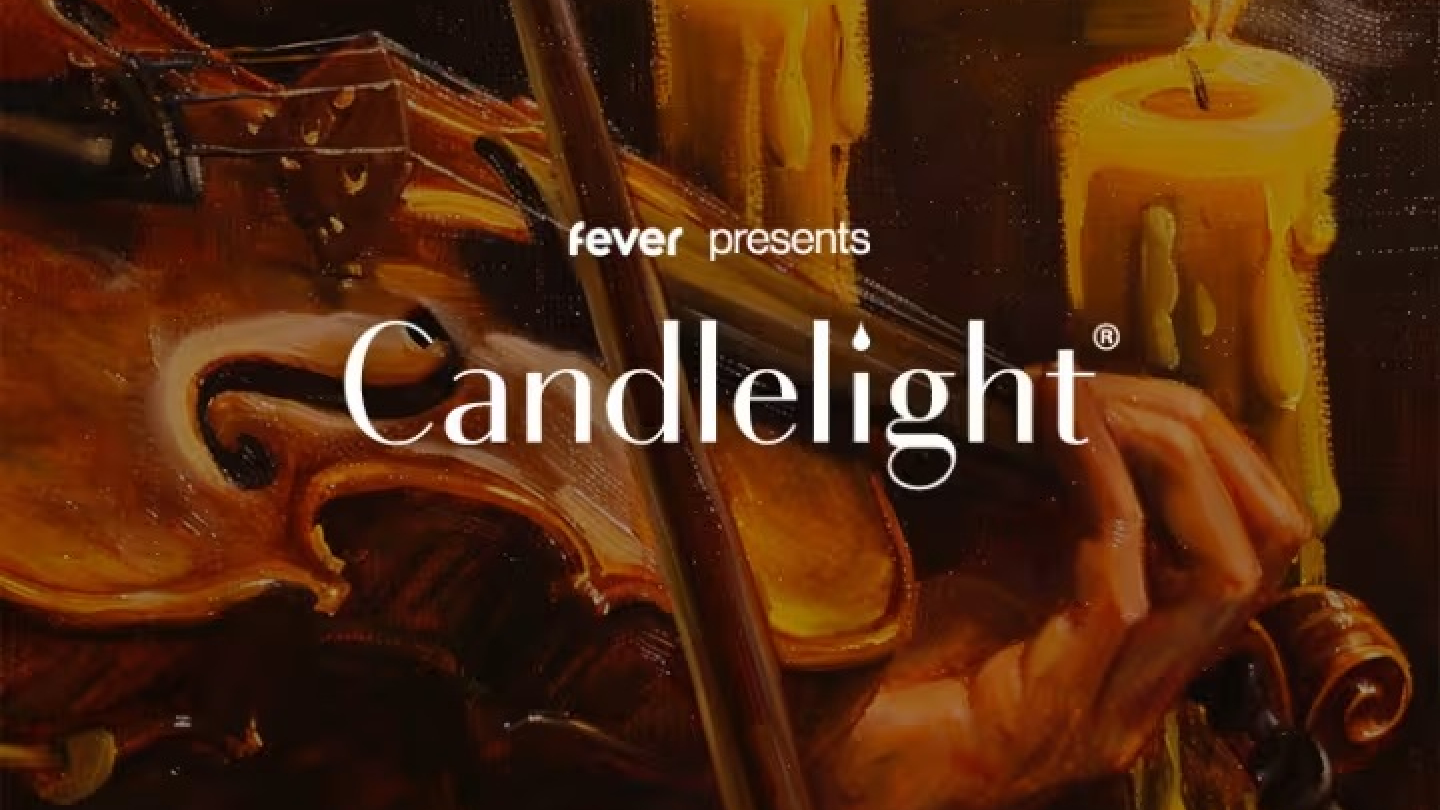 Ilustração de um violino sendo tocado, com duas velas acesas ao fundo e a palavra Candlelight