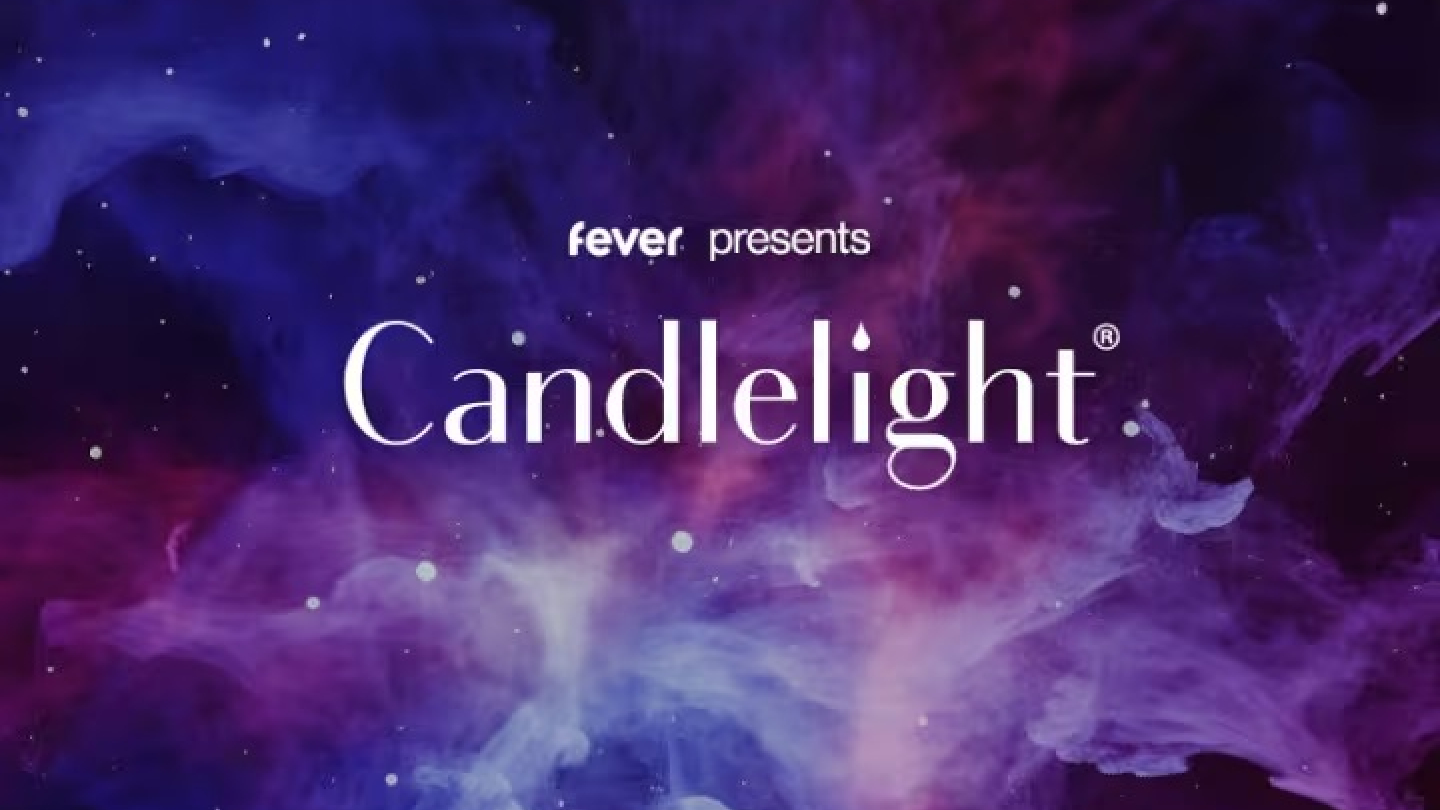 Palavra 'Candlelight' centralizada num fundo mesclado preto, azul, roxo e lilás, que lembra o espaço cósmico
