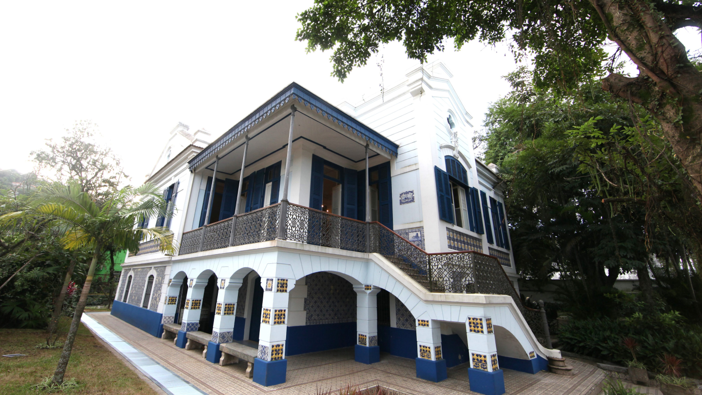 Fachada branca e azul azulejada da Casa das Culturas de Santos