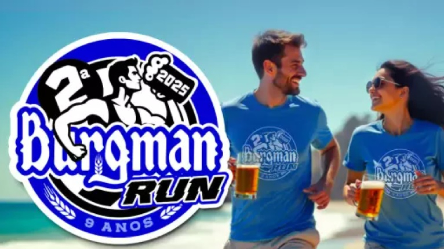 Casal sorrindo e correndo com camiseta azul e caneca de chopp nas mãos, e em primeiro plano, o logotipo do evento Burgman run