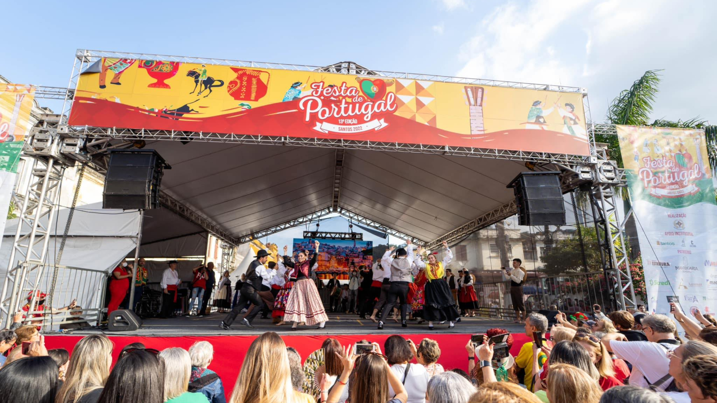 Palco com grupo folclórico de Portugal, na Festa de Portugal no Centro Histórico de Santos