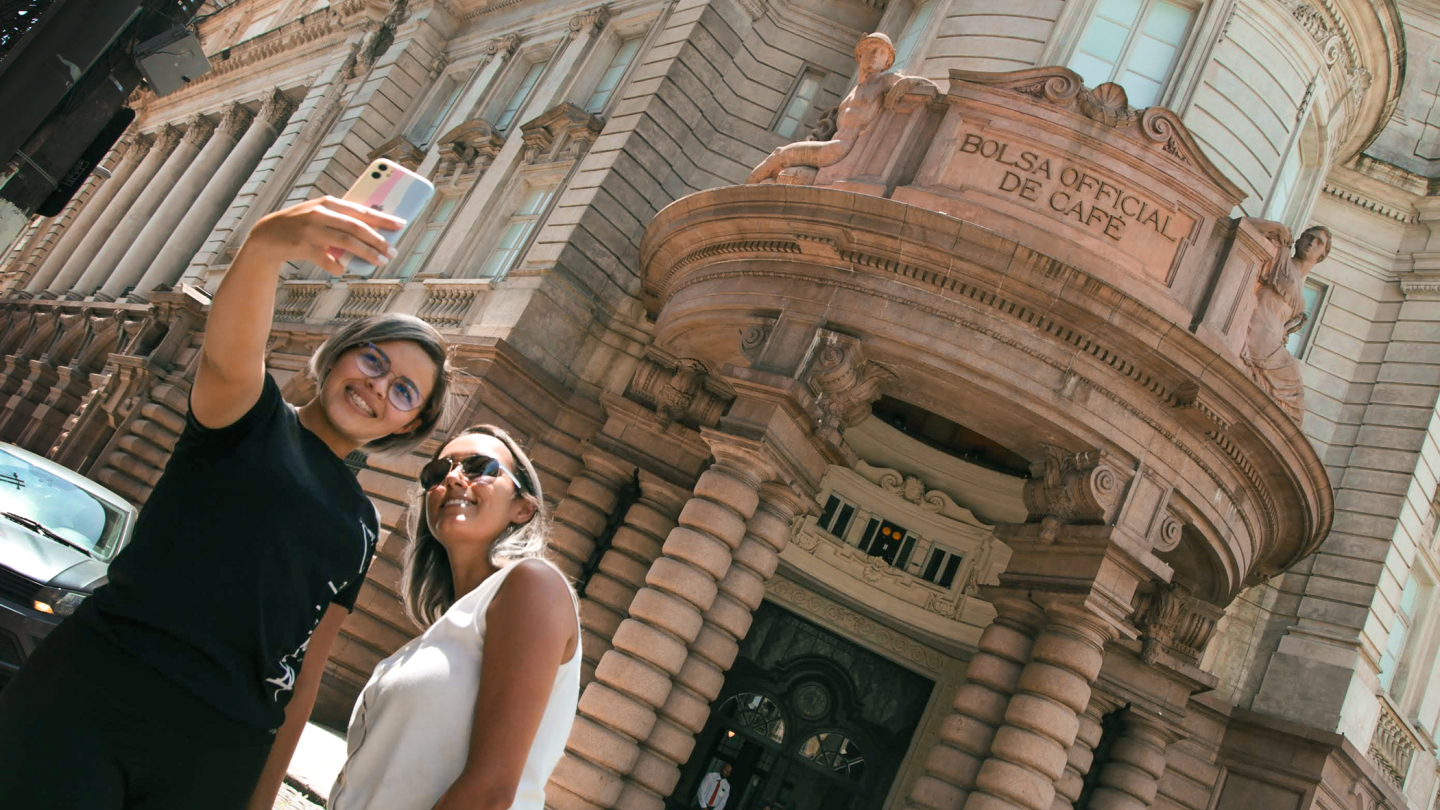 turistas na bolsa do café