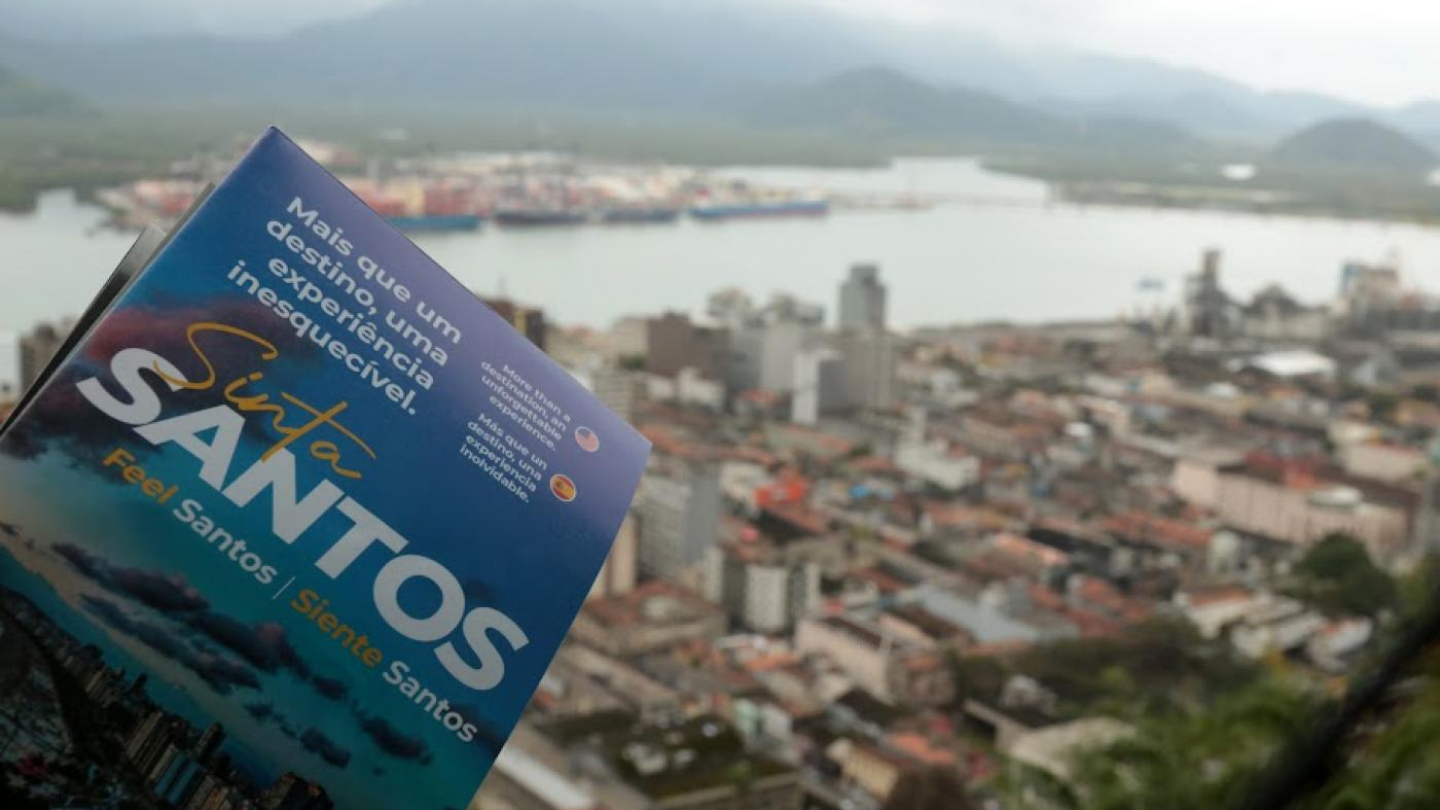 Folheto de santos com fundo do Centro Histórico de Santos