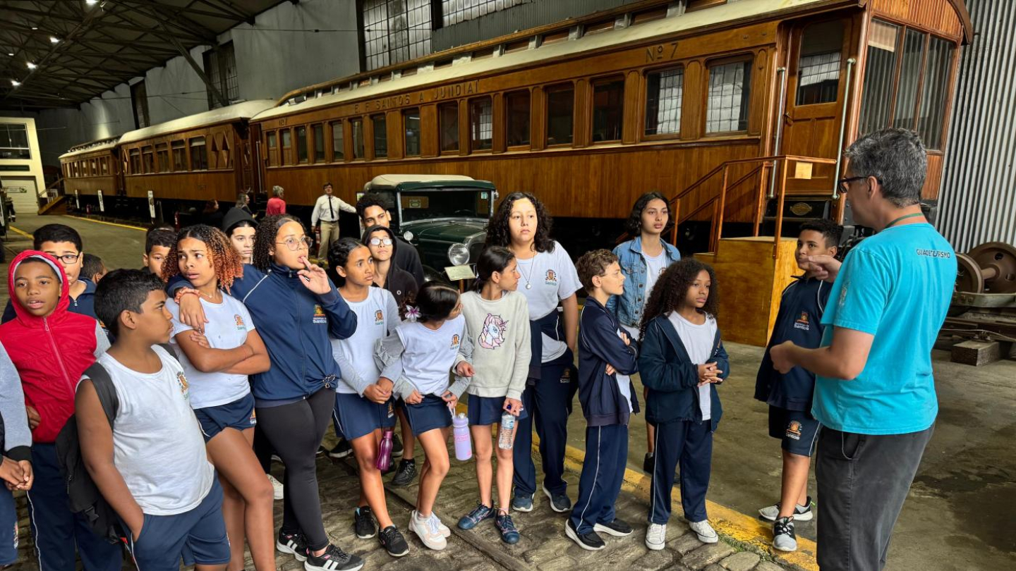 Guia de turismo de camiseta azul falando com crianças