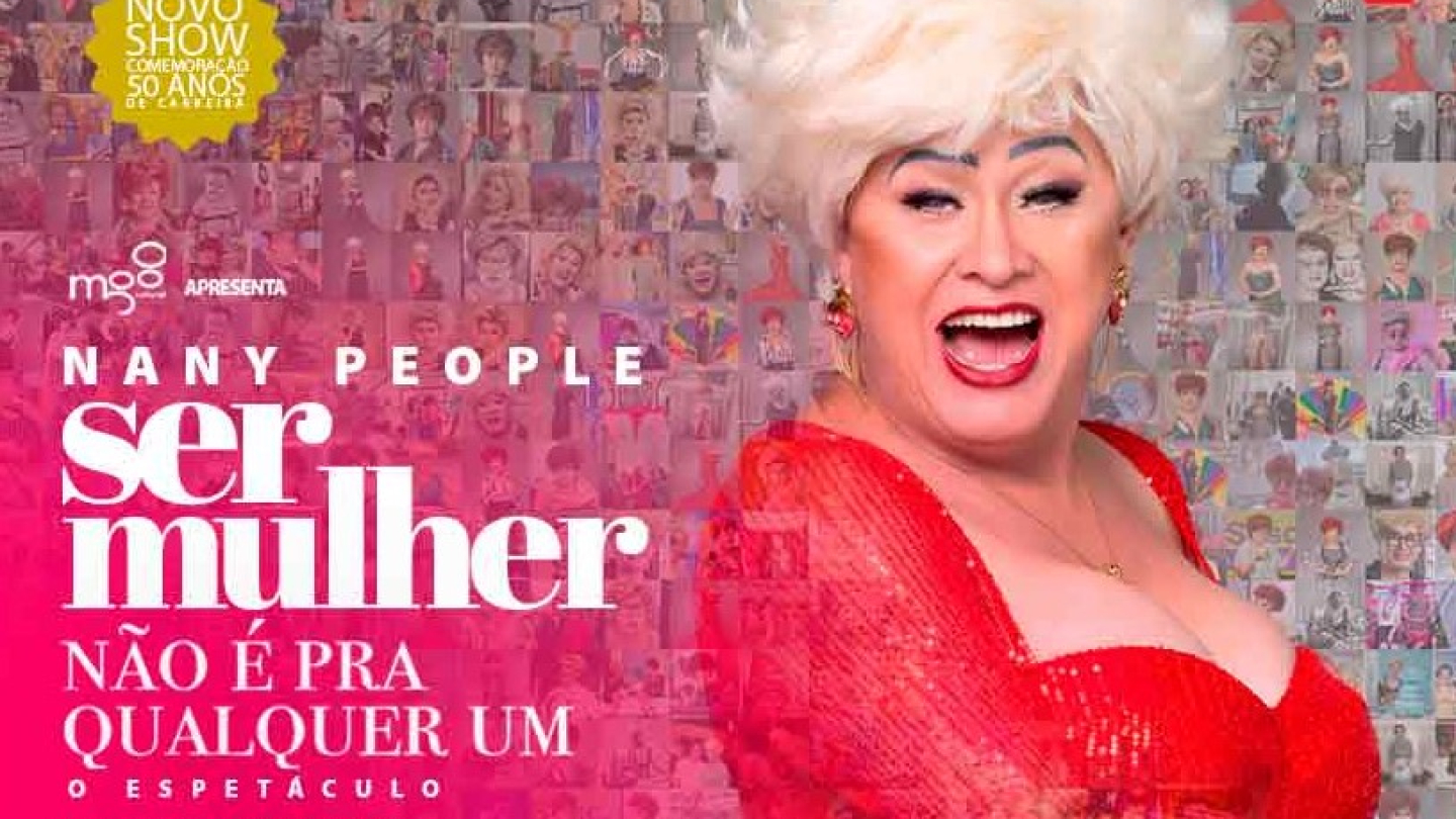 Cartaz colorido do espetáculo “Ser Mulher Não É Pra Qualquer Um”, estrelado por Nany People em vestido vermelho vibrante