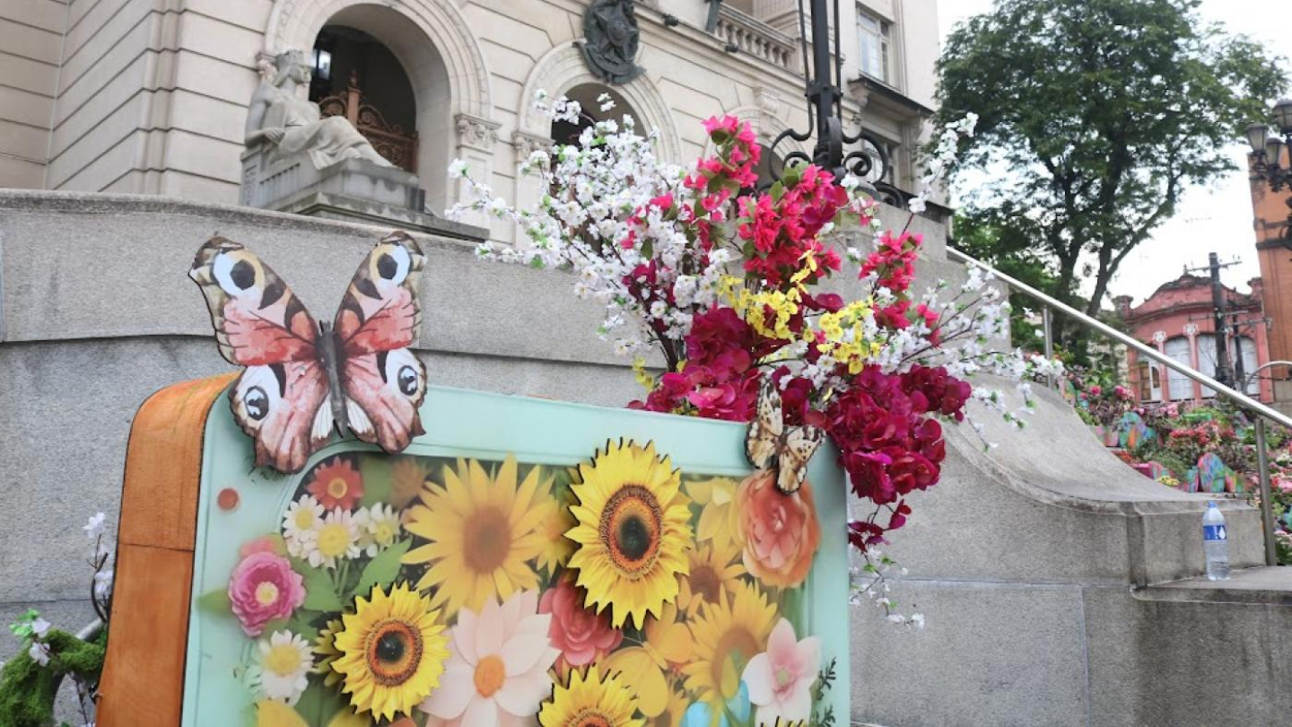 Fachada da Prefeitura de Santos com flores naturais e artificiais