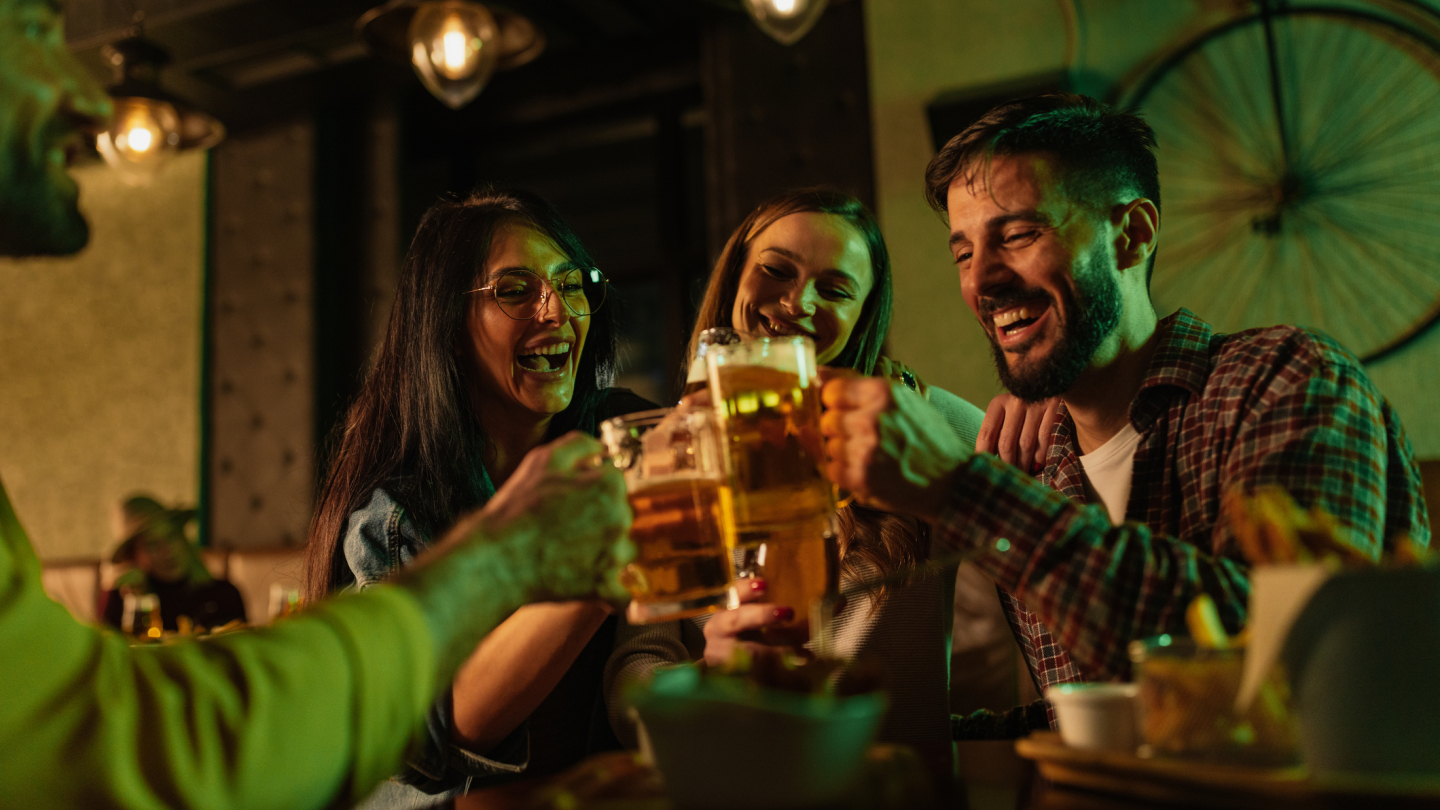 amigos brindando no bar
