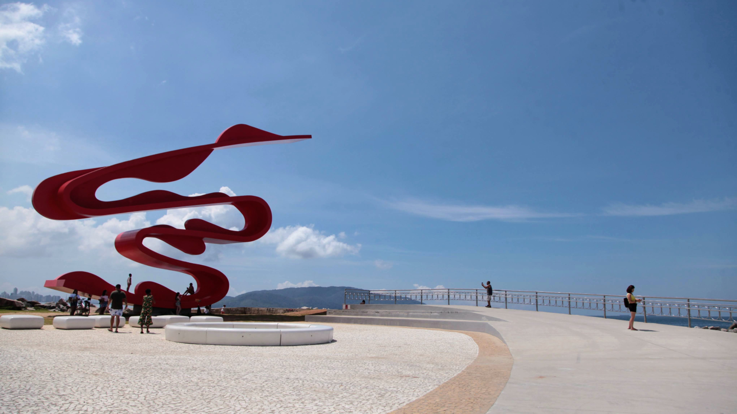 Escultura e céu azul