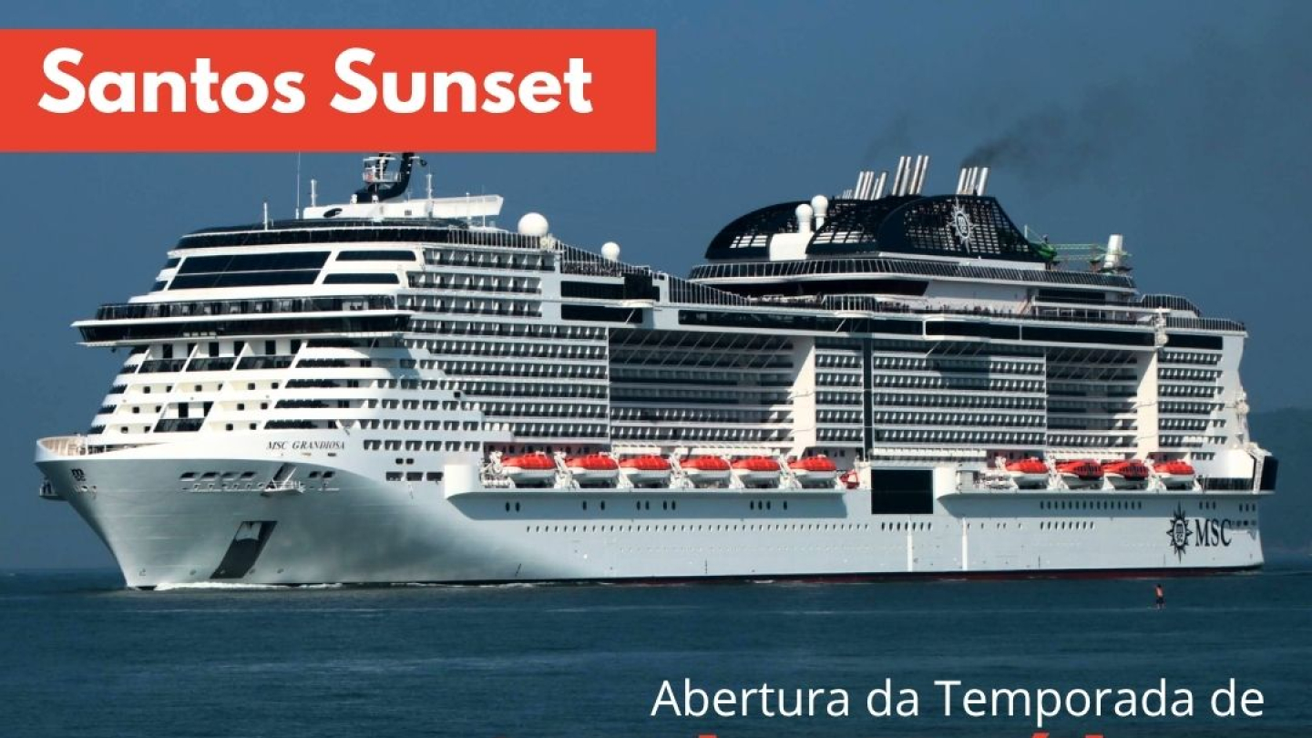 A imagem mostra um grande navio de cruzeiro da companhia MSC navegando próximo à costa, com o mar calmo e o céu limpo ao fundo. Em primeiro plano, há parte do tradicional guarda-corpo branco da orla de Santos, com seus recortes geométricos característicos. No canto superior esquerdo, sobre uma faixa vermelha, está escrito “Santos Sunset”. Abaixo, em letras pretas e vermelhas, aparece o texto “Abertura da Temporada de Cruzeiros Marítimos”, destacando o início das viagens de cruzeiro na cidade.