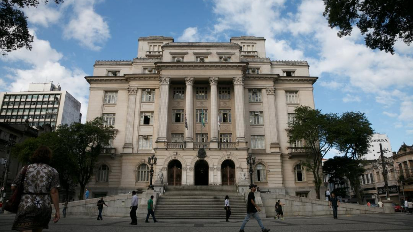 Fachada do Palácio José Bonifácio, na Praça Mauá em Santos, num dia de céu azul