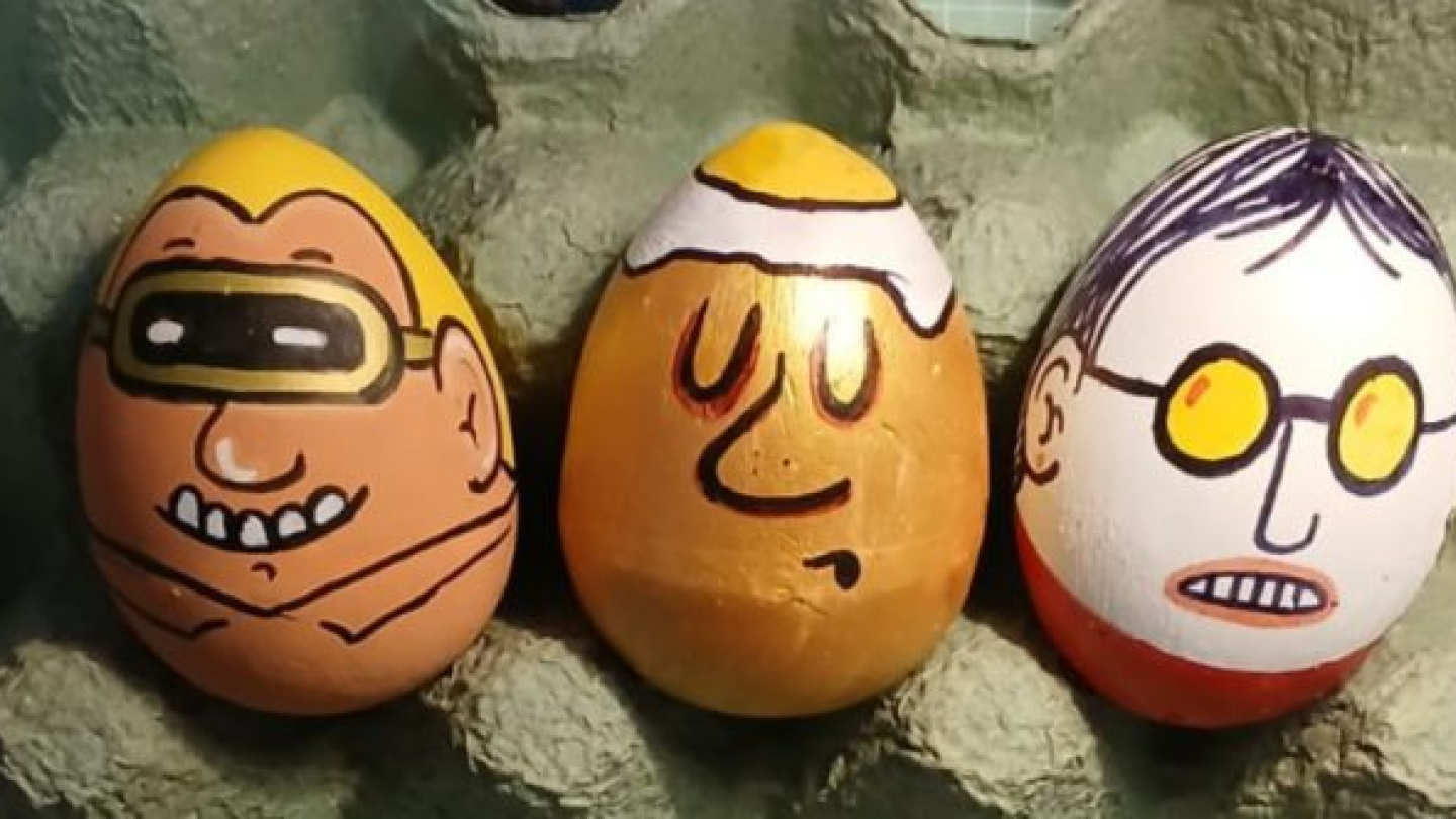 Ovos de galinha com pintura de rostos