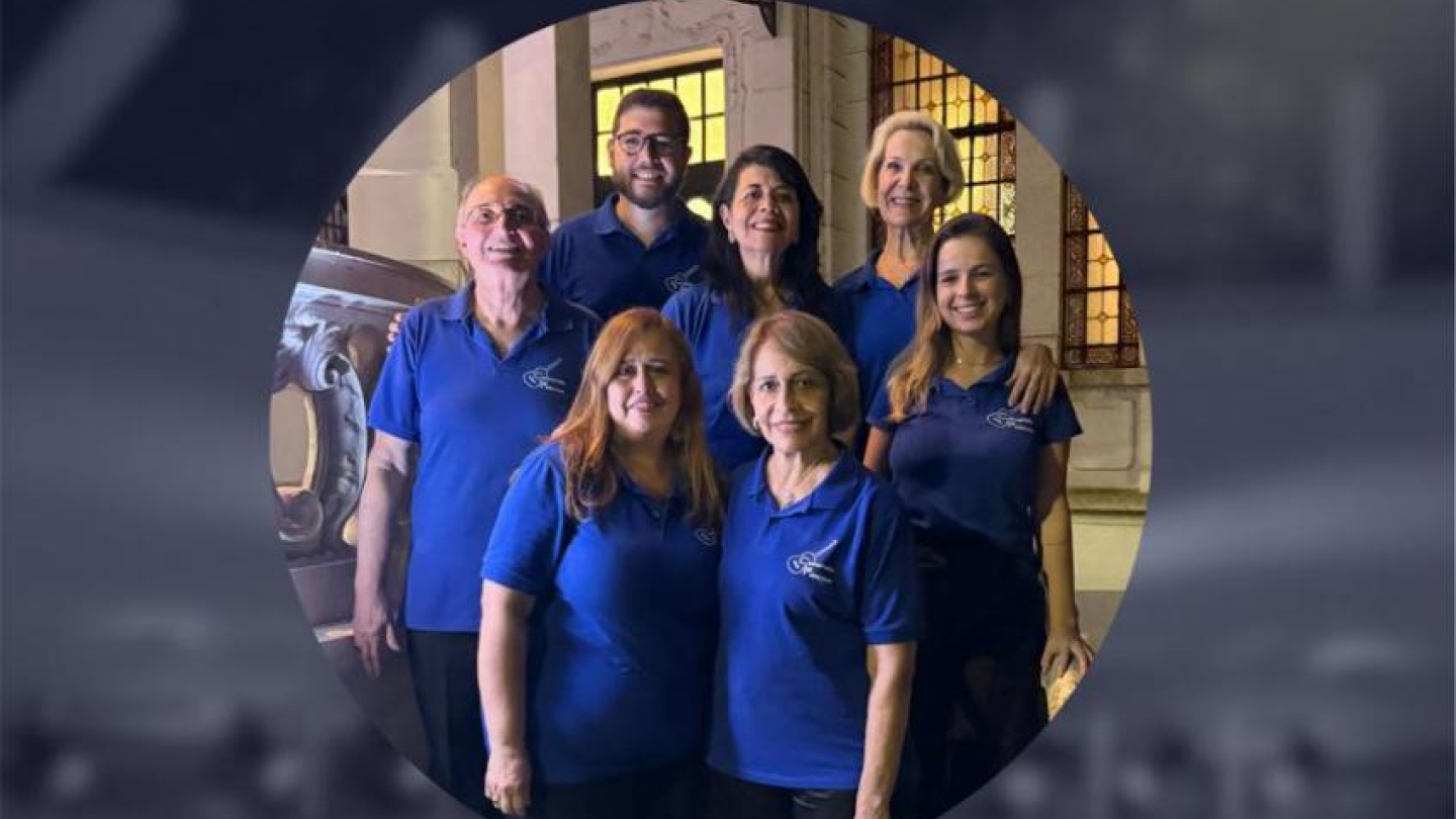 Grupo Camerata Manzione, com blusa azul, em pose na escadaria da Pinacoteca de Santos