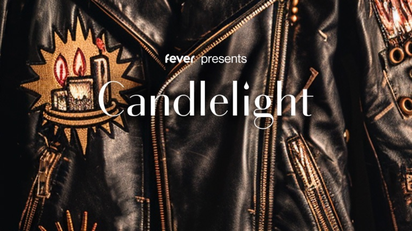 Evento Candlelight, com uma jaqueta de couro preto ao fundo