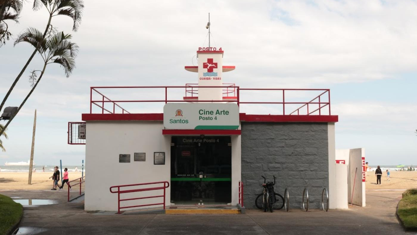 Posto de salvamento na orla de Santos, branco e vermelho, que abriga o cinema Cine Arte Posto 4