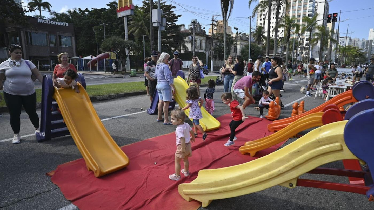 Brinquedos plásticos e crianças se divertindo