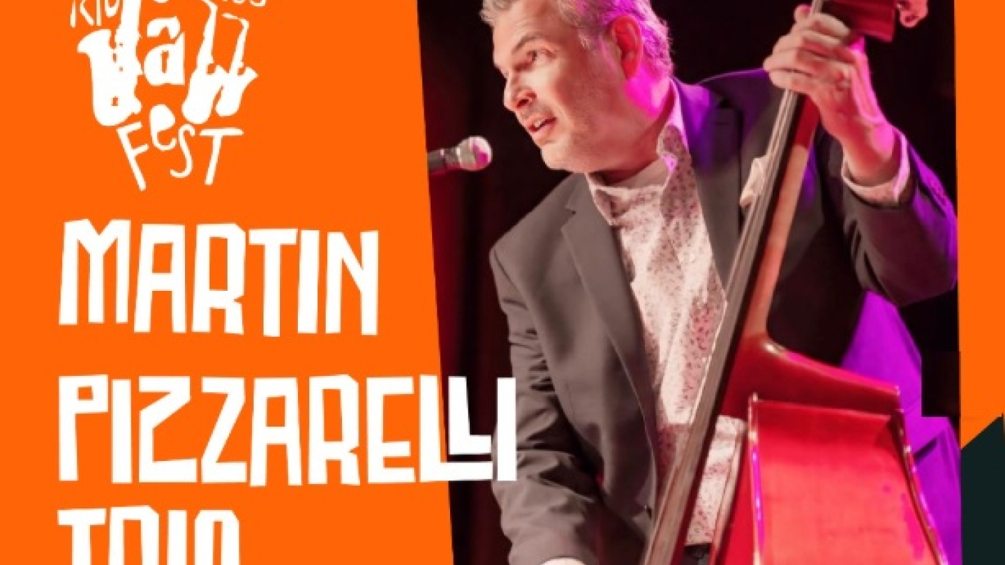 Cartaz do Martin Pizzarelli Trio na Pinacoteca de Santos dia 30 de outubro, com um músico segurando um violoncelo 