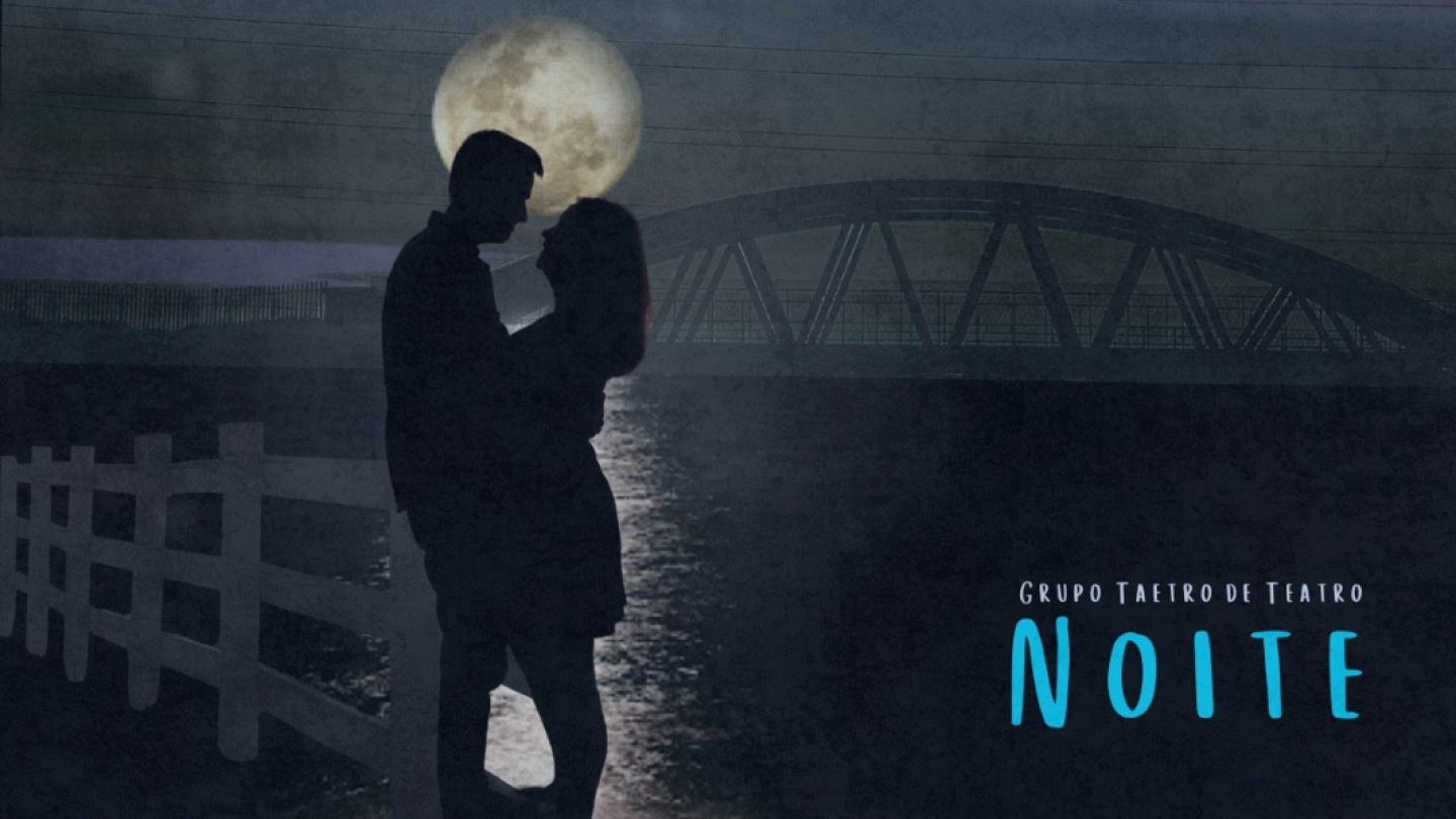 Imagem com atmosfera escura, retratando as silhuetas de um casal se abraçando sob uma lua cheia grande e brilhante