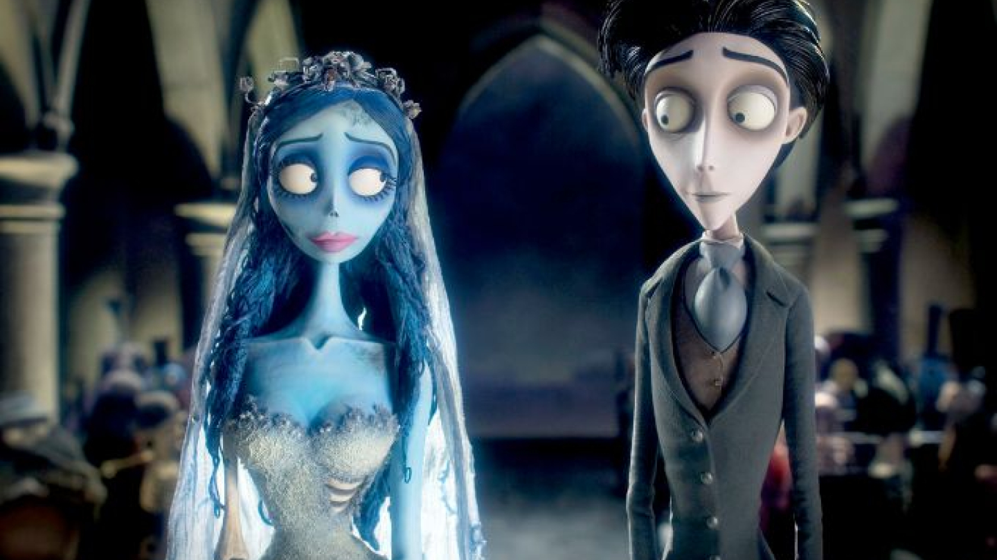 Cena de animação com noiva de aparência azulada e noivo pálido em ambiente de igreja iluminada suavemente