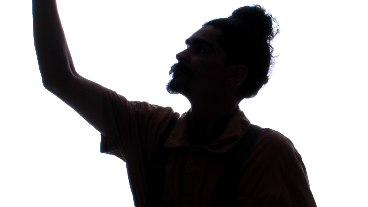 Silhoueta de um homem com o braço erguido para o alto, num fundo branco