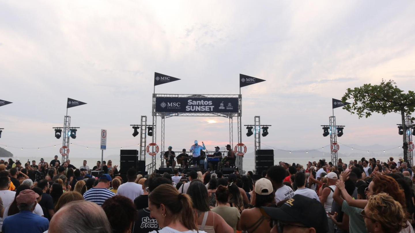 Público acompanha show ao pôr do sol durante o evento Santos Sunset, realizado na orla da praia.