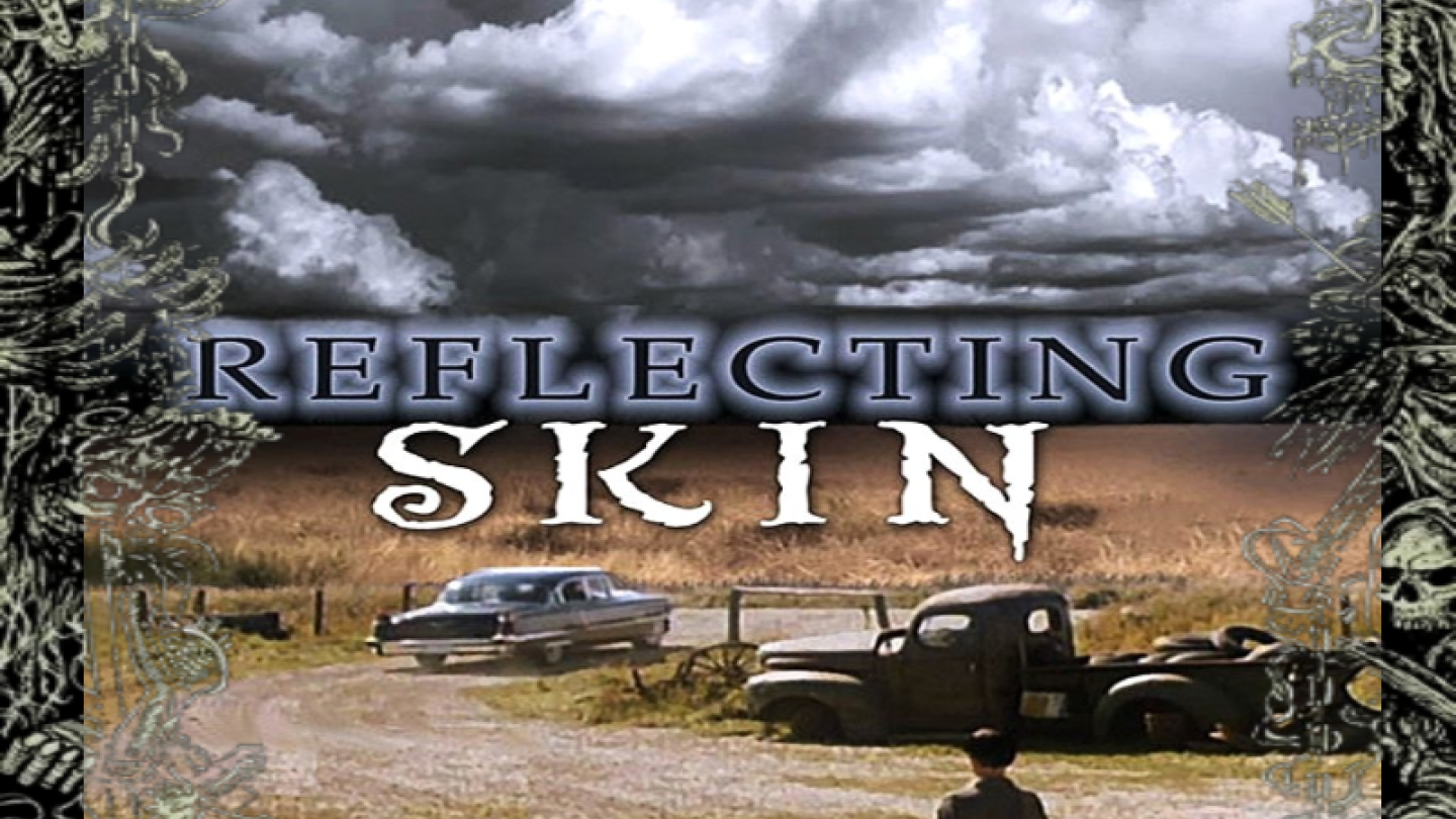 Pôster com tema de terror e moldura gótica, exibe o título "Panorama Terror" e a imagem de um garoto em uma paisagem rural com carros abandonados sob um céu carregado, anunciando a exibição do filme "Reflecting Skin" na Cinemateca de Santos