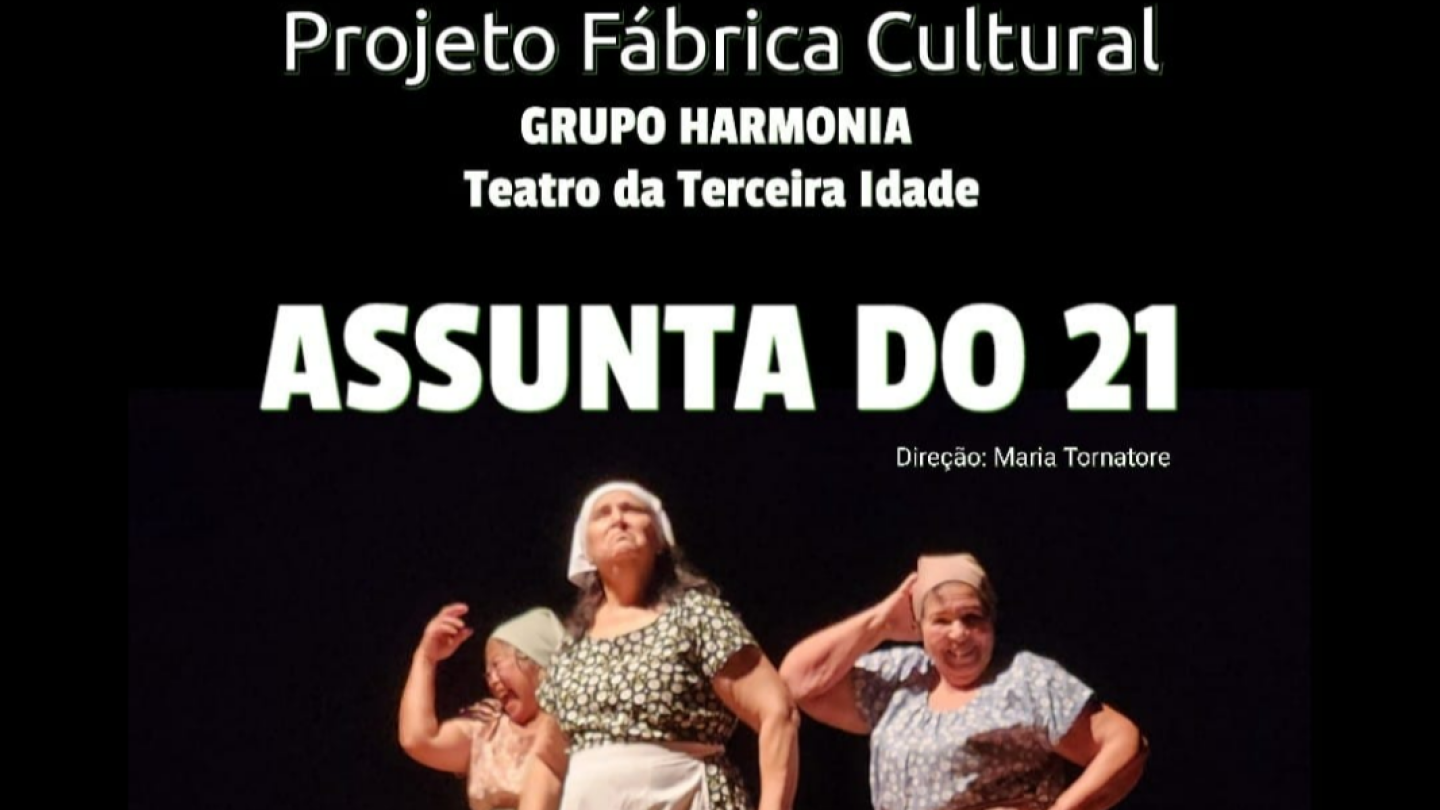 O cartaz de fundo preto da peça de teatro "Assunta do 21", do Grupo Harmonia - Teatro da Terceira Idade, mostra três atrizes idosas vestidas de época e com lenços na cabeça, posando no palco