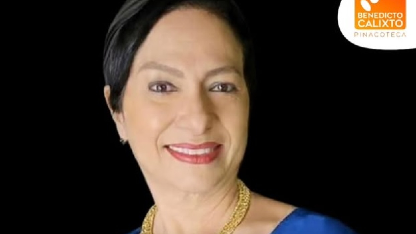 Foto de uma mulher, sorridente, com blusa azul, num fundo escuro, com o texto 'Notas da minha alma', dia 16/11 na Pinacoteca de Santos