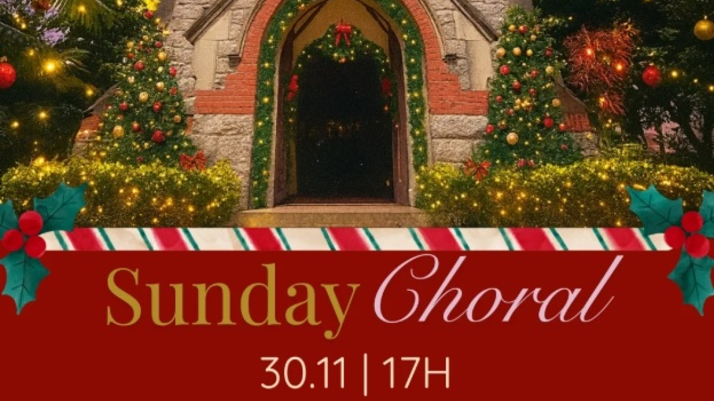 O cartaz natalino com tema de inverno anuncia o evento "Sunday Choral" em 30 de novembro, às 17h, apresentando diversos corais, com uma imagem de fundo de uma igreja gótica decorada para o Natal e a informação de que a entrada é 1 kg de alimento não perecível