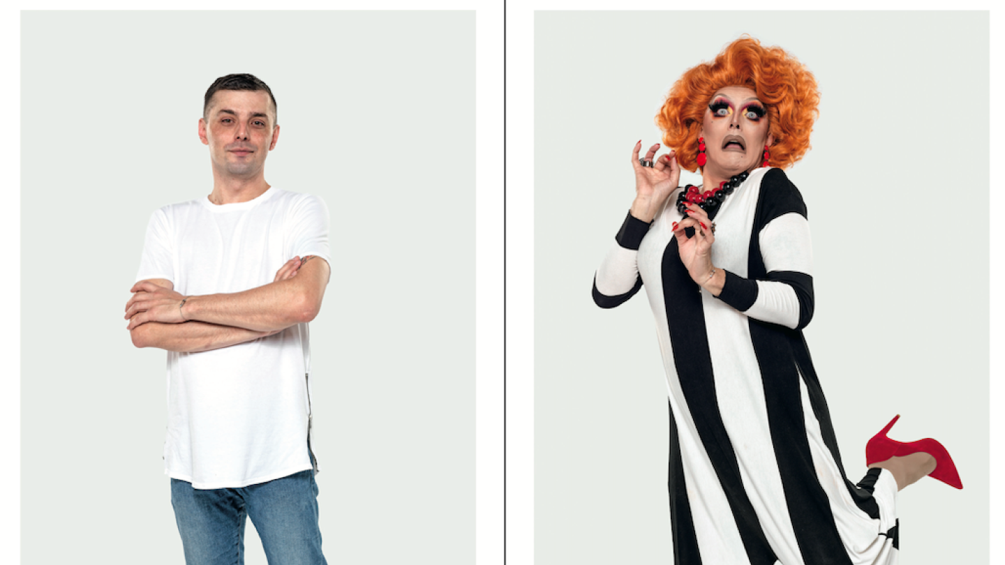 A imagem é um díptico que contrasta, lado a lado, o fotógrafo Beto Souza (vestido casualmente com camiseta branca e jeans, de braços cruzados) e a drag queen Thelores (com peruca laranja e um vestido listrado preto e branco com sapatos vermelhos, fazendo uma pose dramática)