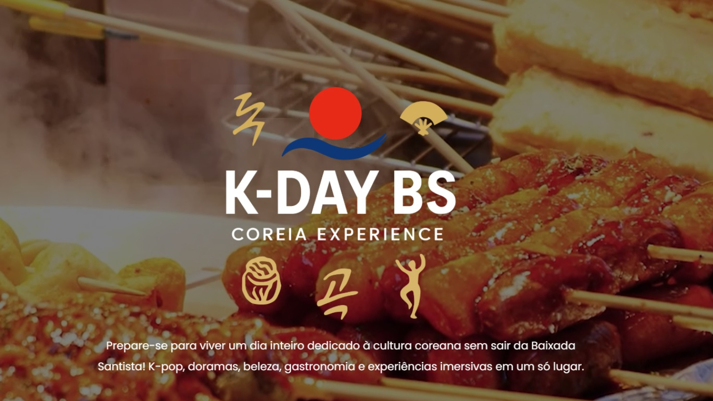 Uma imagem promocional com espetinhos de comida coreana em primeiro plano, sobreposta pelo título do evento "K-DAY BS COREIA EXPERIENCE" e um texto que anuncia um dia dedicado à cultura coreana na Baixada Santista
