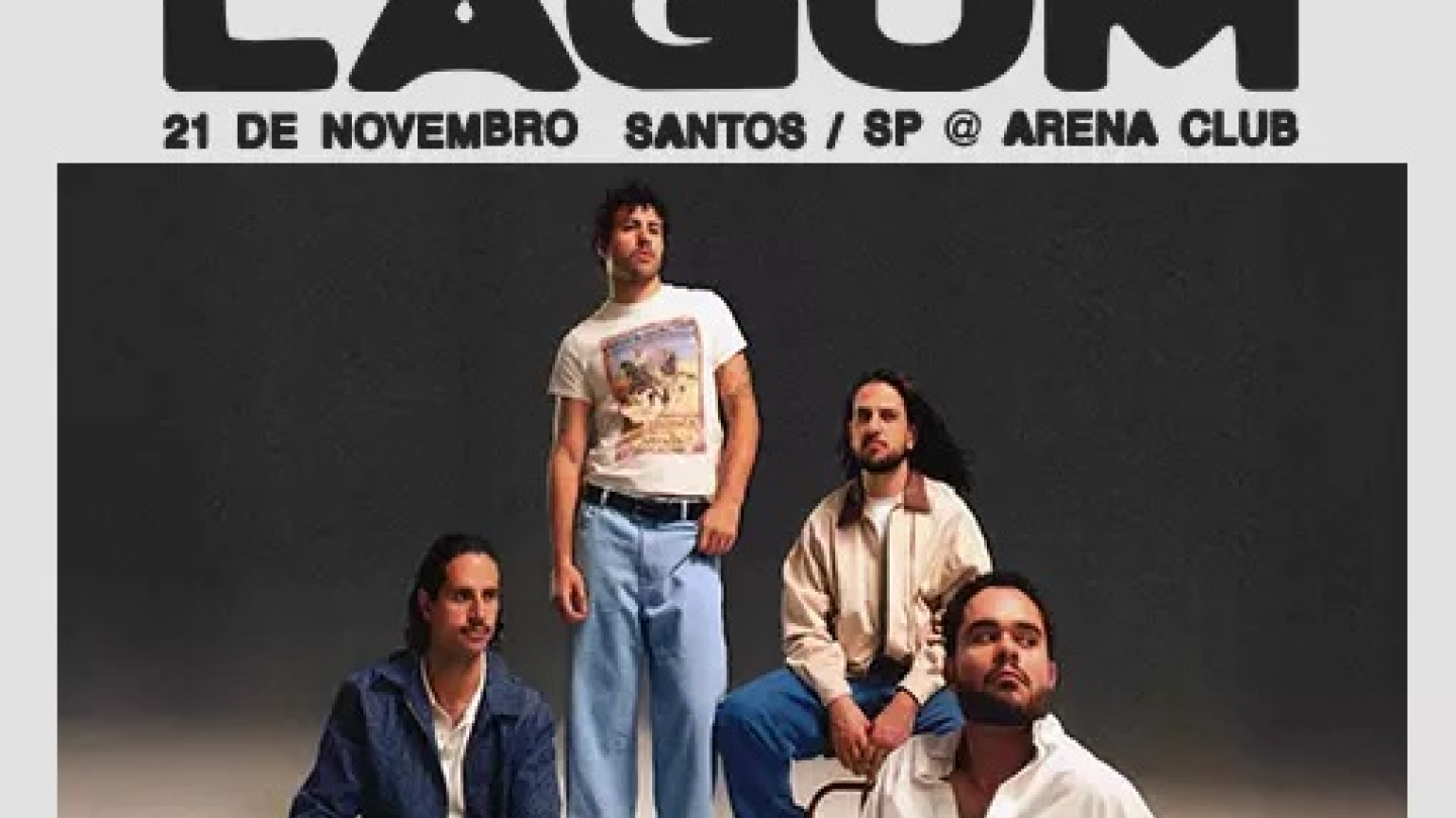 Foto da banda Lagum (quatro membros), vestindo roupas casuais em tons de azul, branco e bege, em um fundo cinza/claro