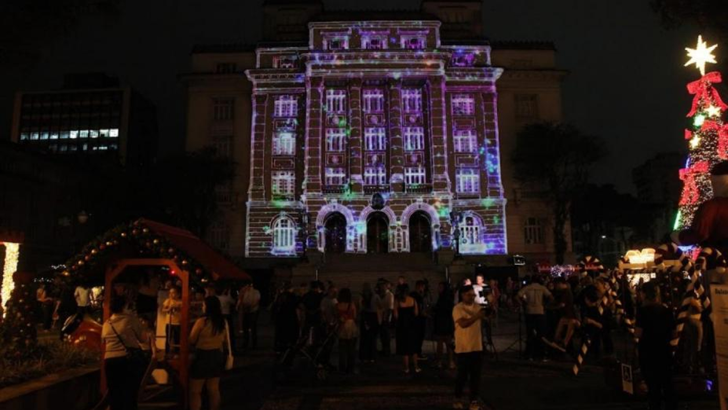 Palácio José Bonifácio iluminado a noite