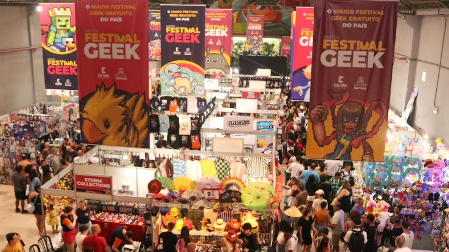 Stands de venda de produtos no Santos Geek