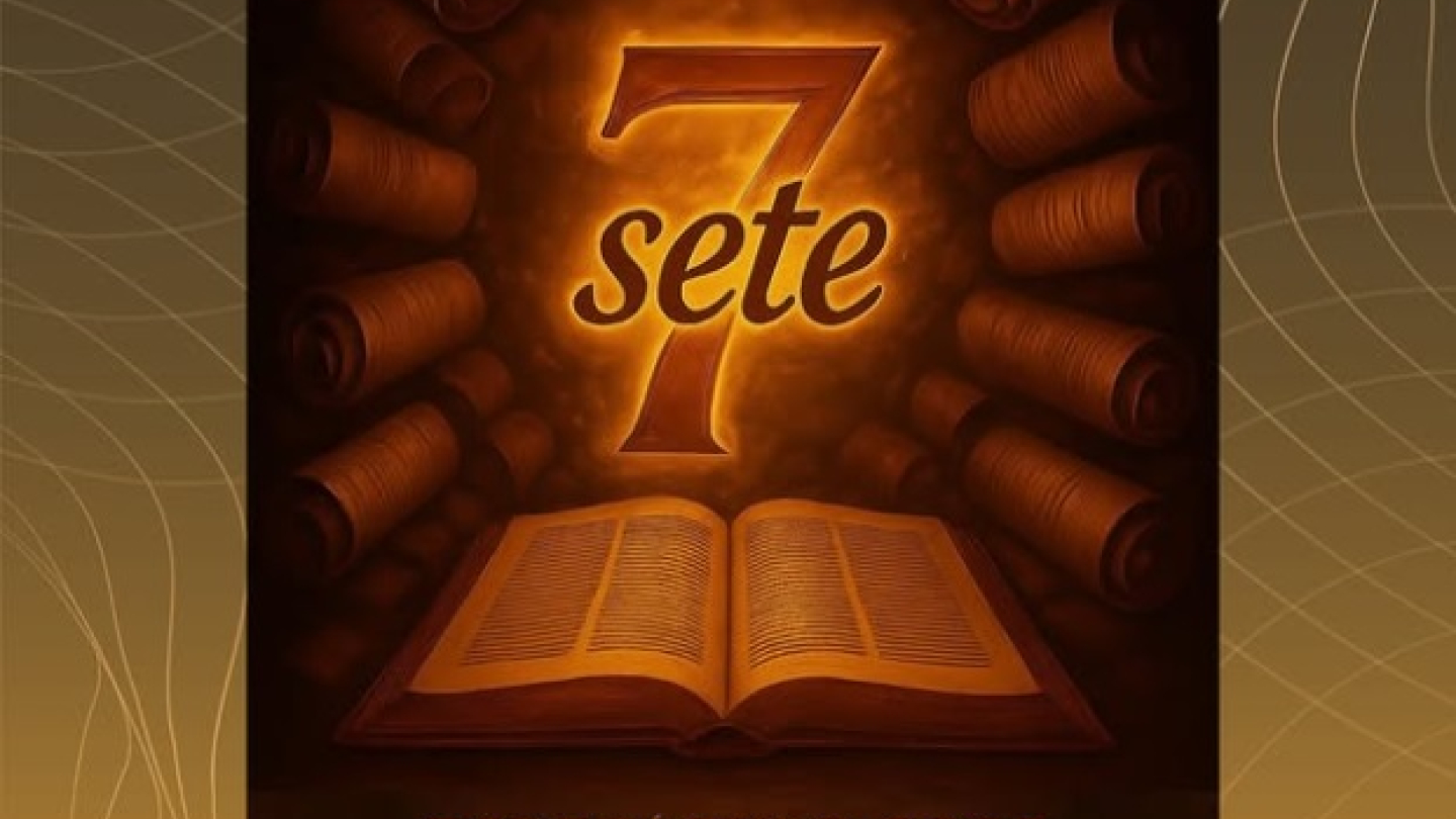 O pôster em tons de marrom e dourado anuncia o "Espetáculo 2025" da Escola Livre de Dança com o título "7 Sete", ilustrado pelo número 7 em chamas sobre um livro aberto e rodeado por rolos de pergaminho