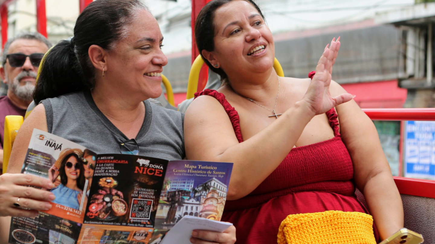 Duas pessoas a bordo da Linha Visite Santos