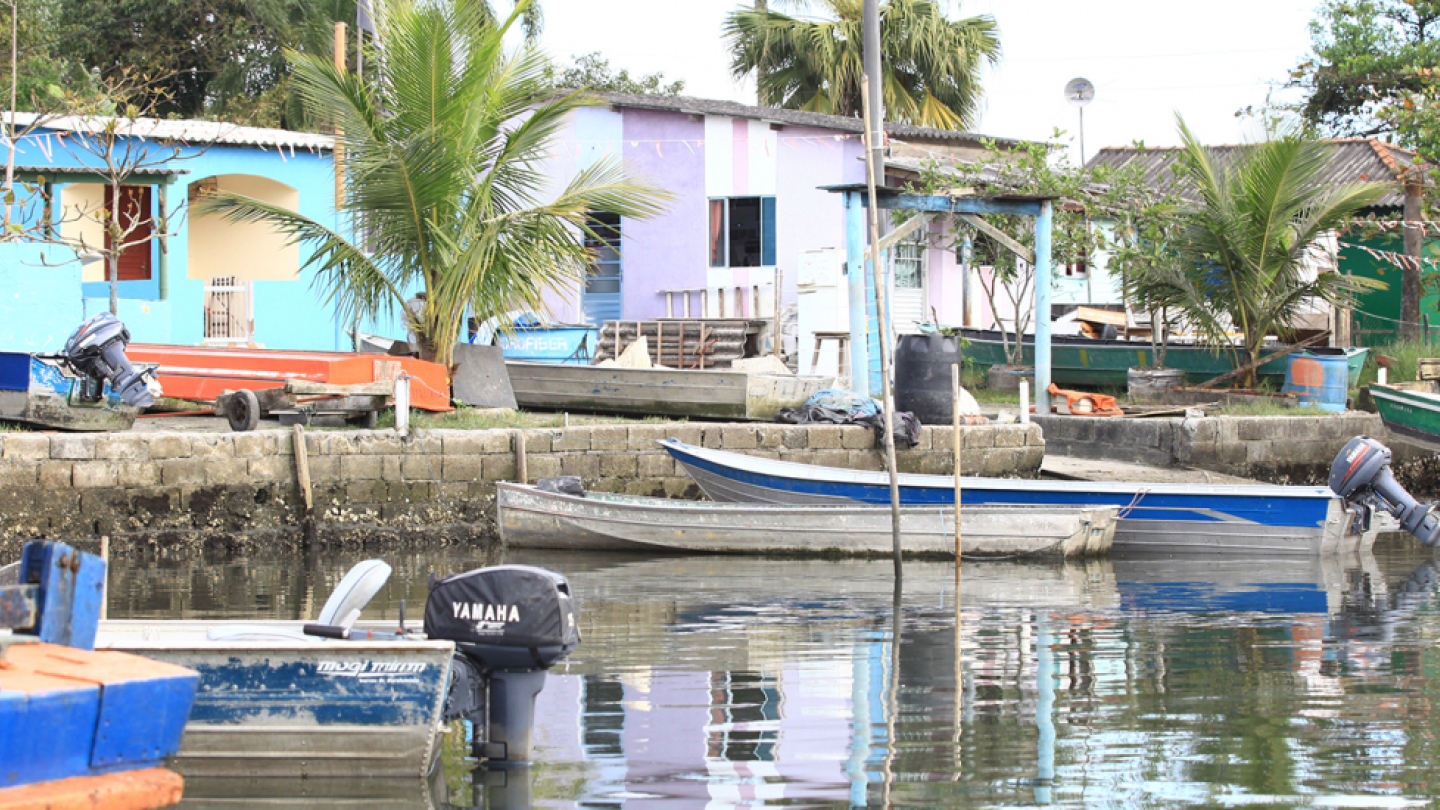 Frente da Ilha Diana com casas coloridas
