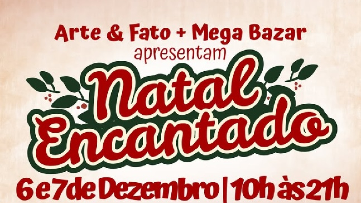 Um pôster de divulgação em tons natalinos, sobreposto à fachada de um prédio, anuncia a feira "Natal Encantado", uma parceria entre Arte & Fato + Mega Bazar, que ocorrerá nos dias 6 e 7 de Dezembro, das 10h às 21h, na Casa da Frontaria Azulejada