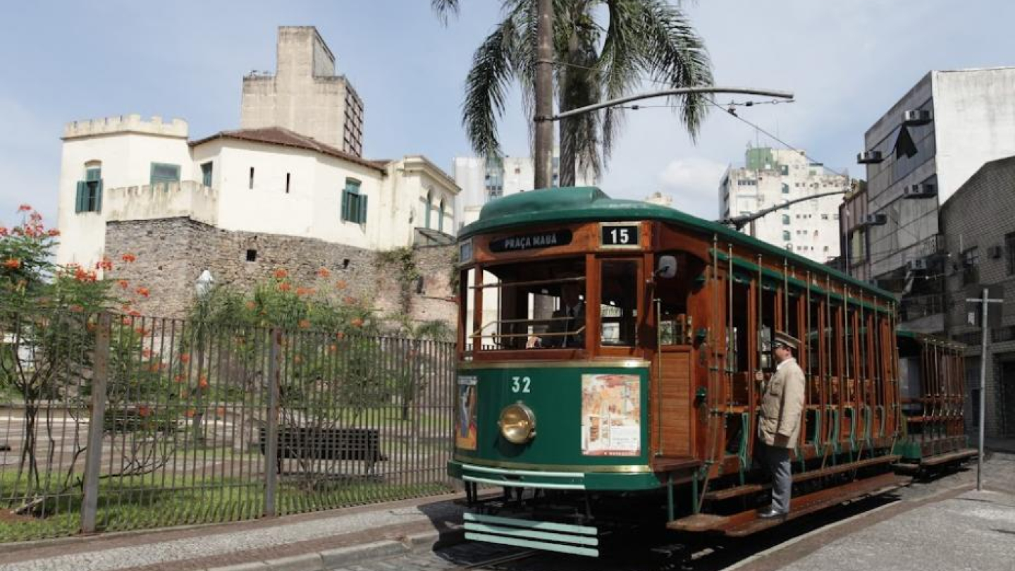 Bonde com o outeiro de santa catarina no fundo