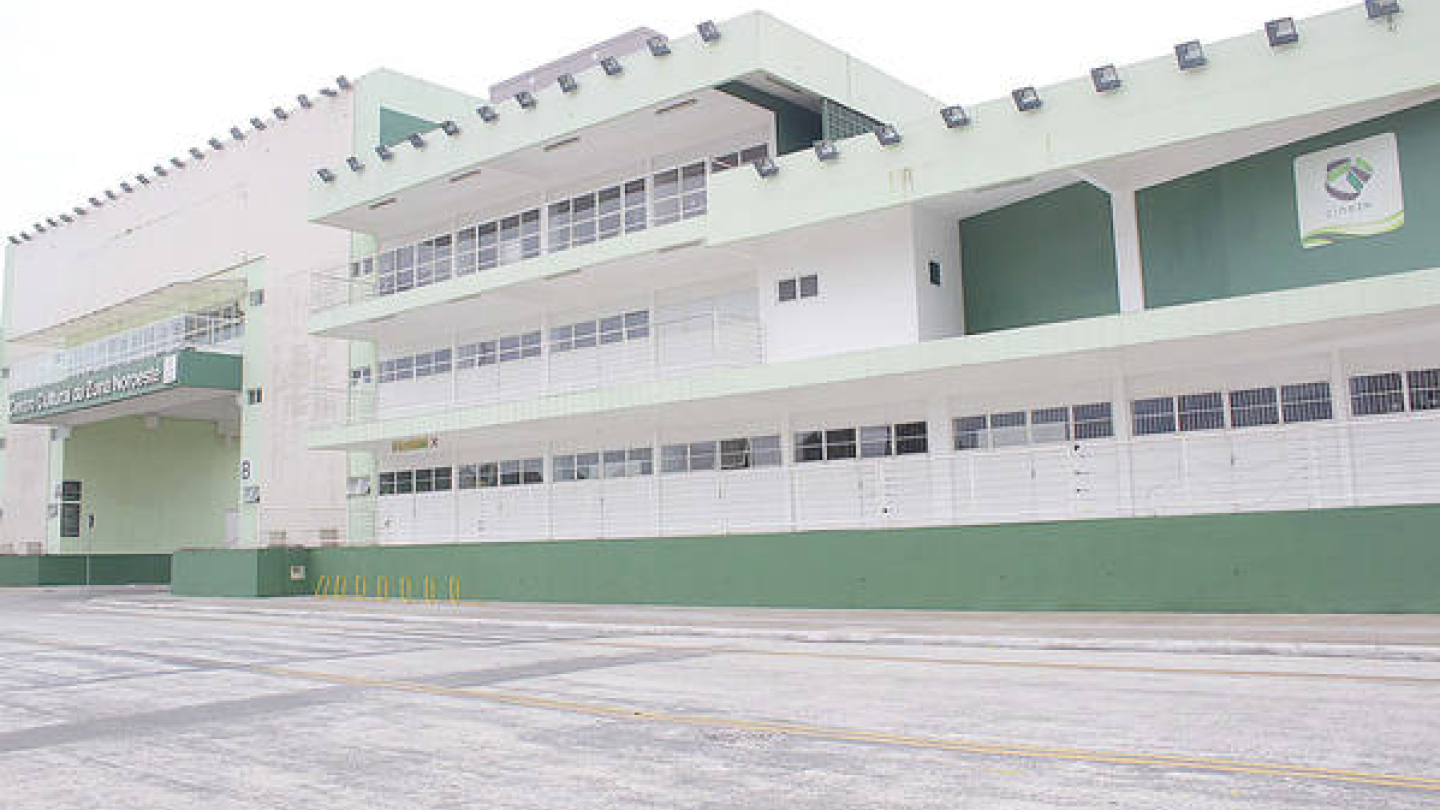 A imagem mostra a fachada de um edifício moderno, pintado nas cores branco e verde escuro, que é identificado como Centro Esportivo e Recreativo da Zona Noroeste