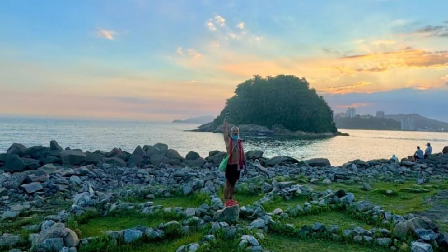 Escultura indígena no Emissário no fim de tarde