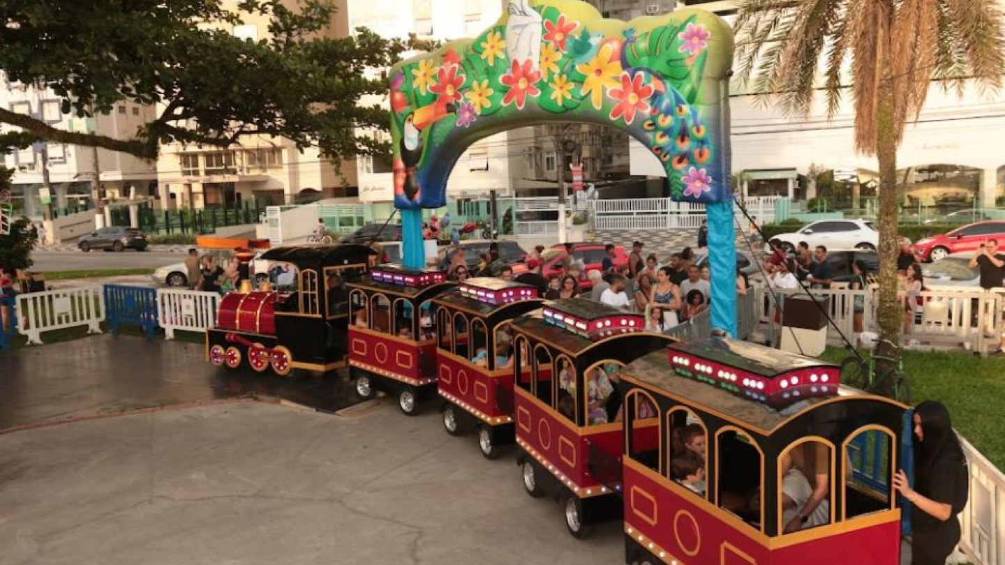 Trem na praça do Aquário