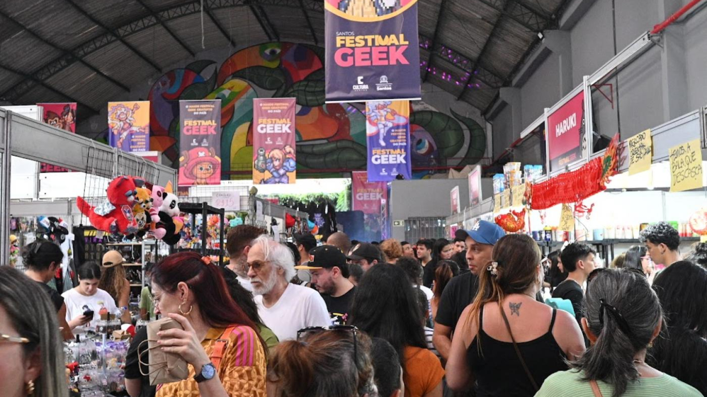 Multidão de pessoas durante o Santos Geek
