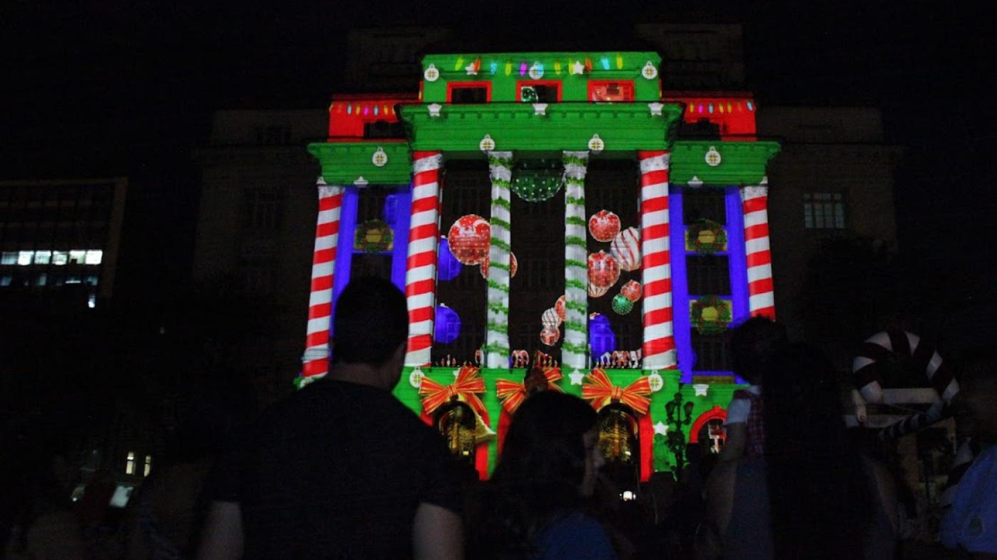 Projeção mapeada de natal na fachada do Palácio José Bonifácio