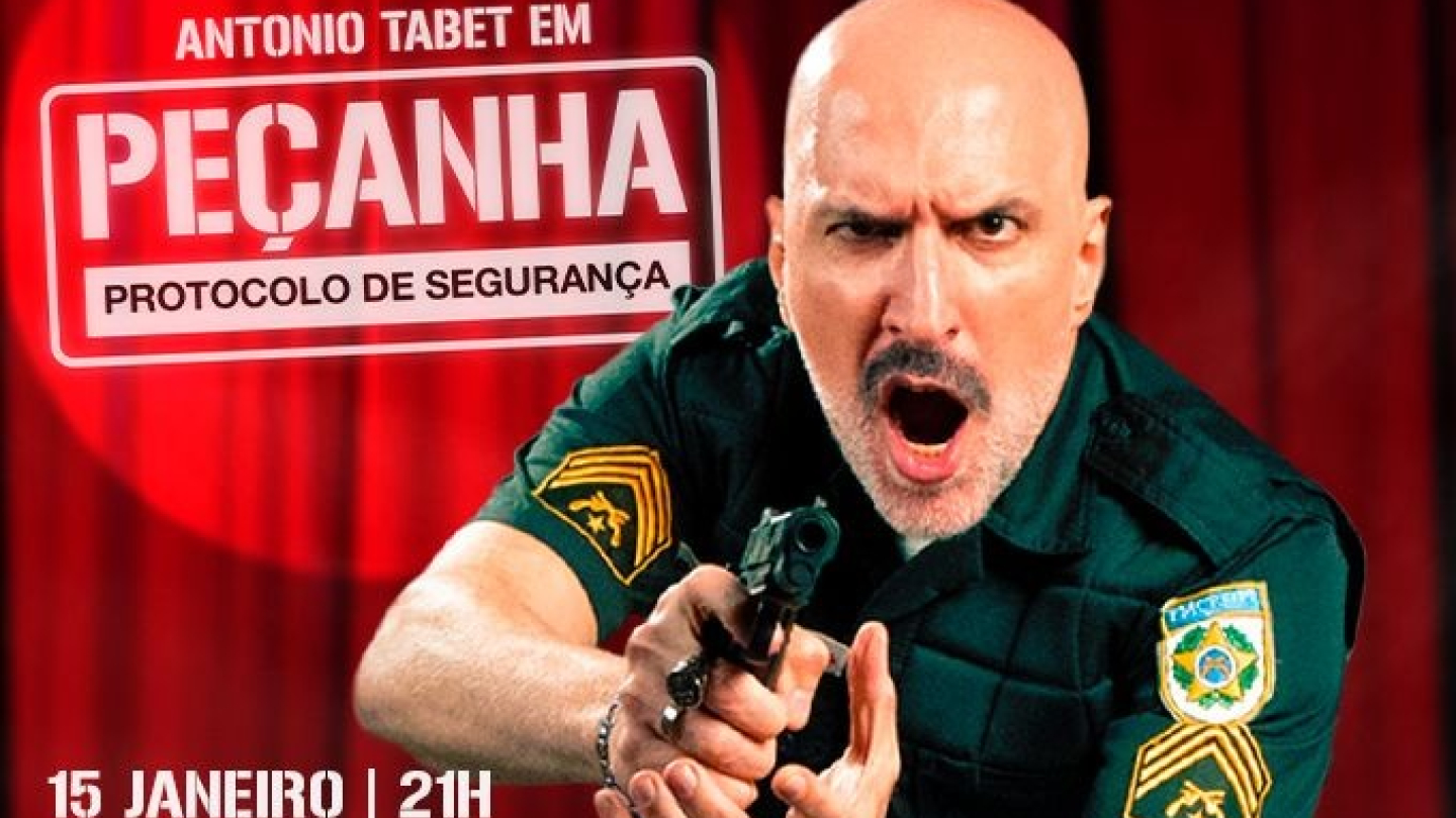 A imagem é um cartaz de divulgação da peça "PEÇANHA - Protocolo de Segurança", estrelada por Antonio Tabet, que será apresentada no Teatro Municipal em Santos - SP no dia 15 de Janeiro, às 21h