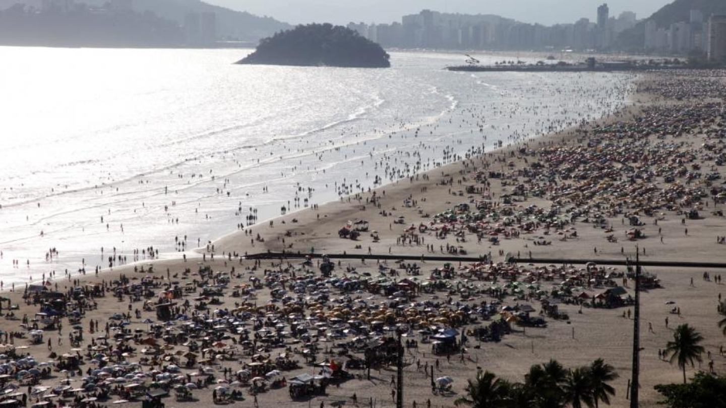 Praia de Santos lotada de gente