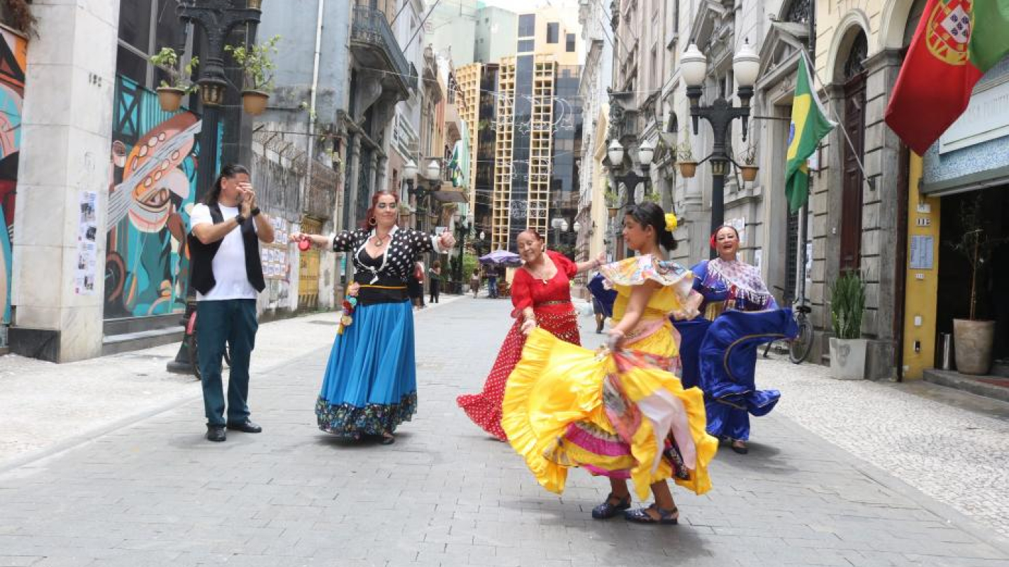 Dançarinas ciganas com roupas coloridas dançando no Centro Histórico de Santos